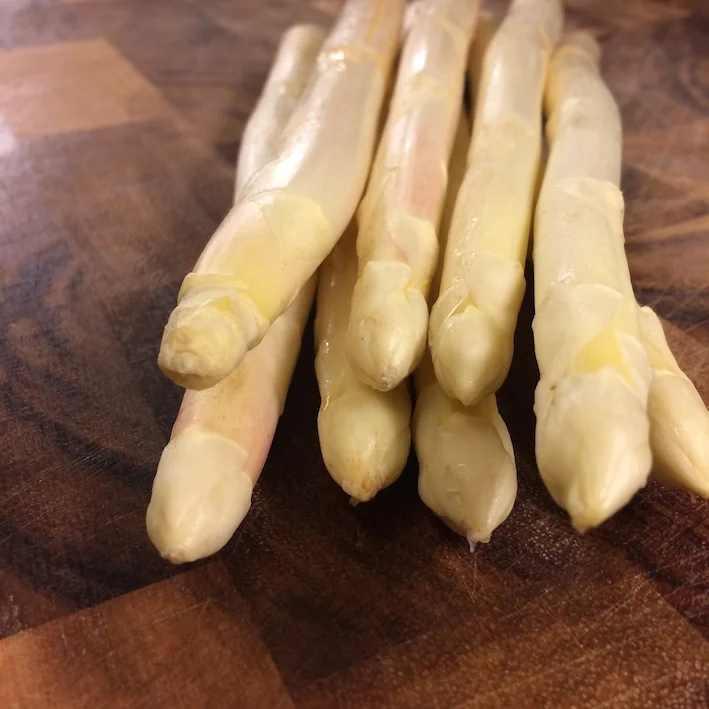 Lammeculotte, bagekartoffel, asparges og salsa verde