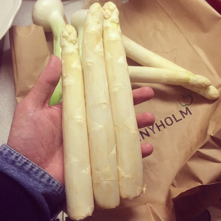 Stegt laks med hvide asparges og hollandaise