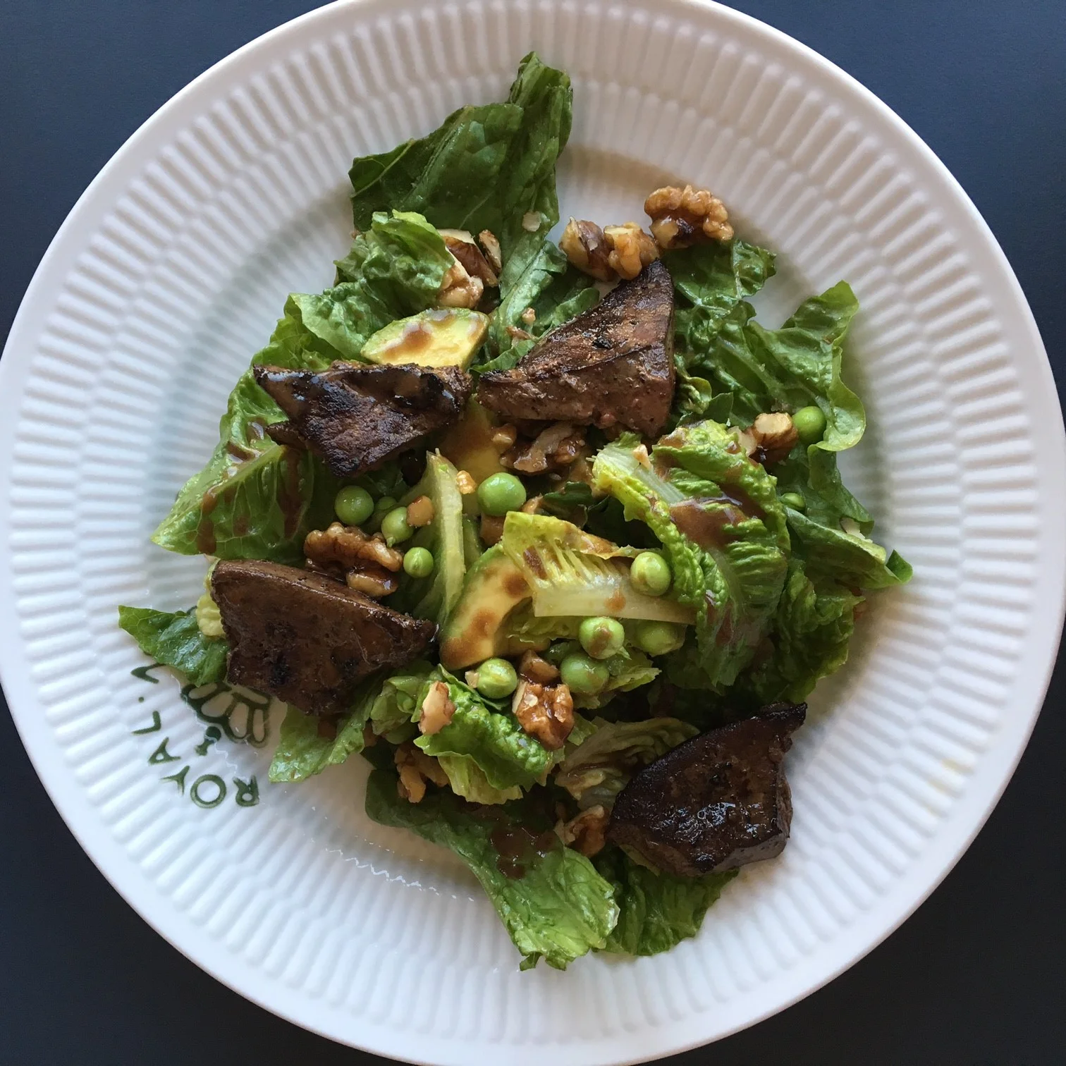 Salat med stegt lever, avocado og karamelliserede valnødder