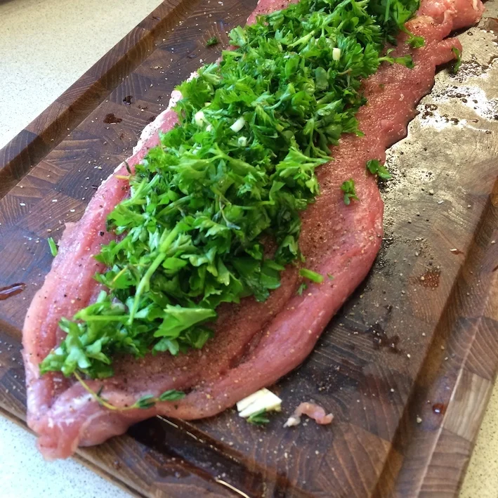 Helstegt svinemørbrad med rygeostsalat