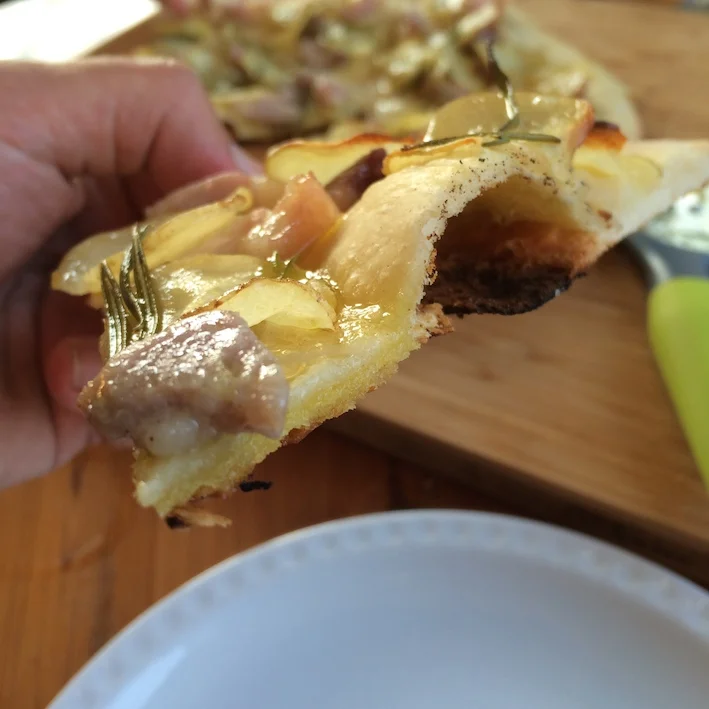 Pizza med kartoffel, pancetta og rosmarin