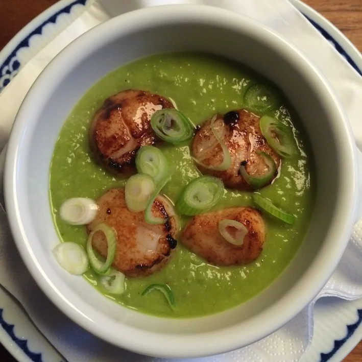 Ærtesuppe med kammuslinger