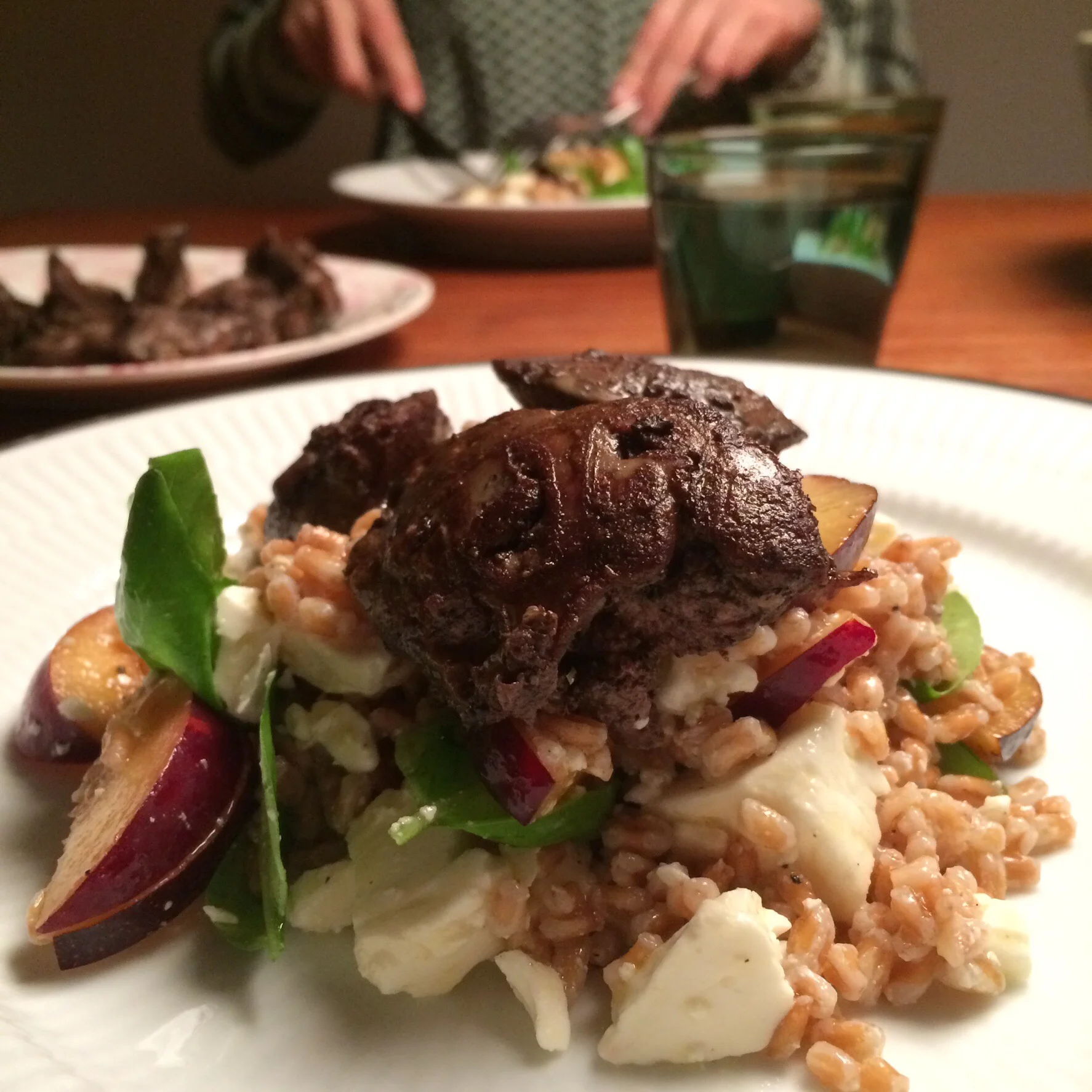 Salat med spelt, blomme, feta og kyllingelever
