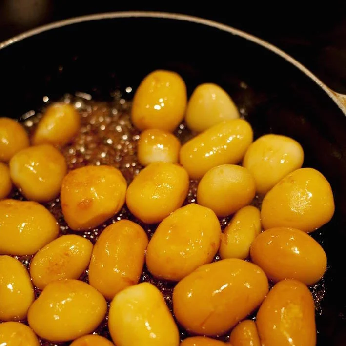 Den idiotsikre og stressfri opskrift på brunede kartofler