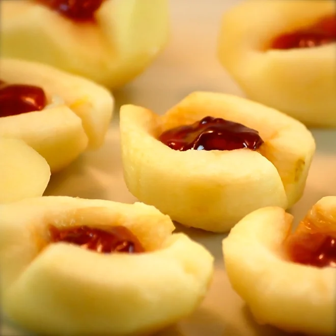 Halve æbler med gele