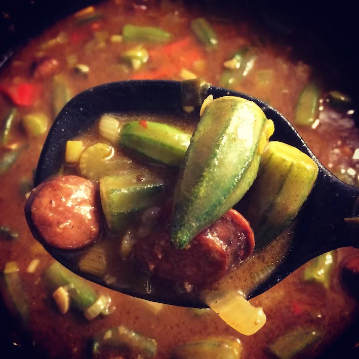 Gumbo med kylling, pølse, okra og skaldyr