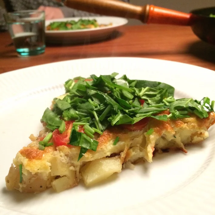 Æggekage med kylling, kartoffel og tomat