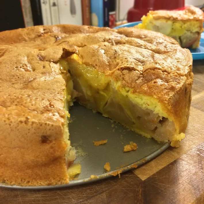 Saftig æblekage med marcipan