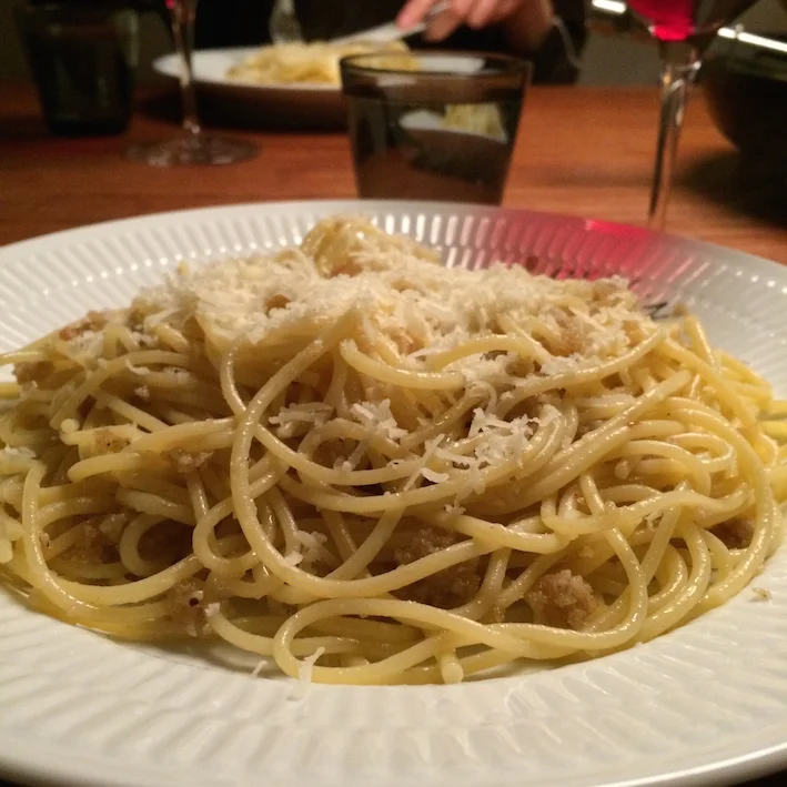 Spaghetti med hvidløgsrasp - Spaghetti al pangrattato