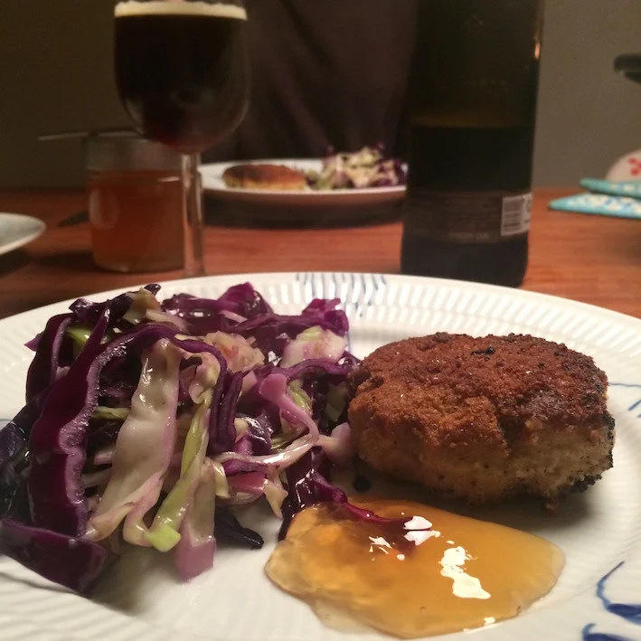 Sprøde krebinetter med lynstegt kål