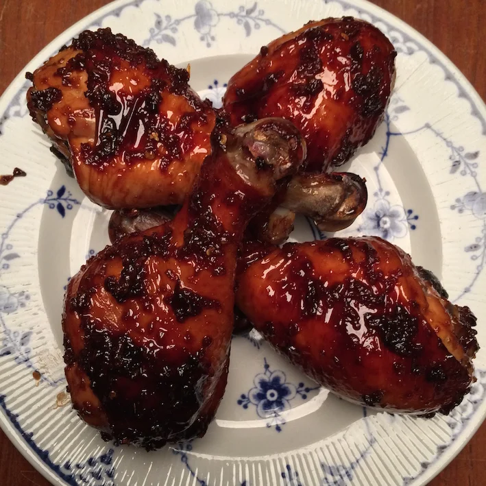 Asiatiske kyllingelår med lynstegt spidskål