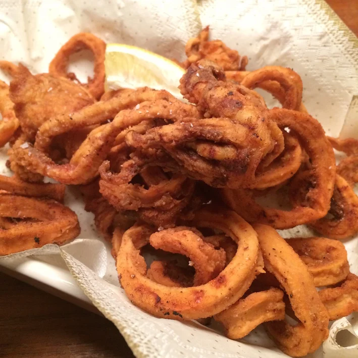 Hjemmelavet calamari med tartarsauce
