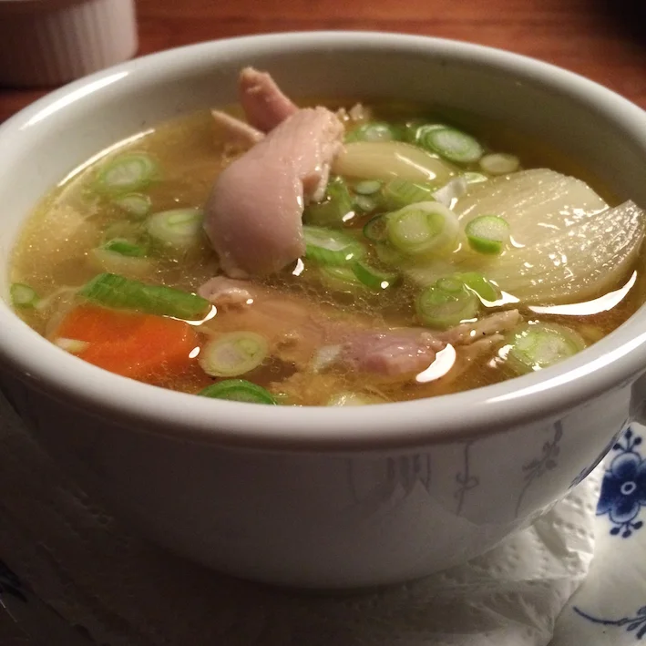 Hjemmelavet hønsekødssuppe på skroget fra i går