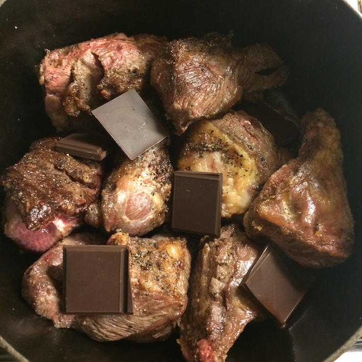 Oksekæber braiseret i stout med mørk chokolade