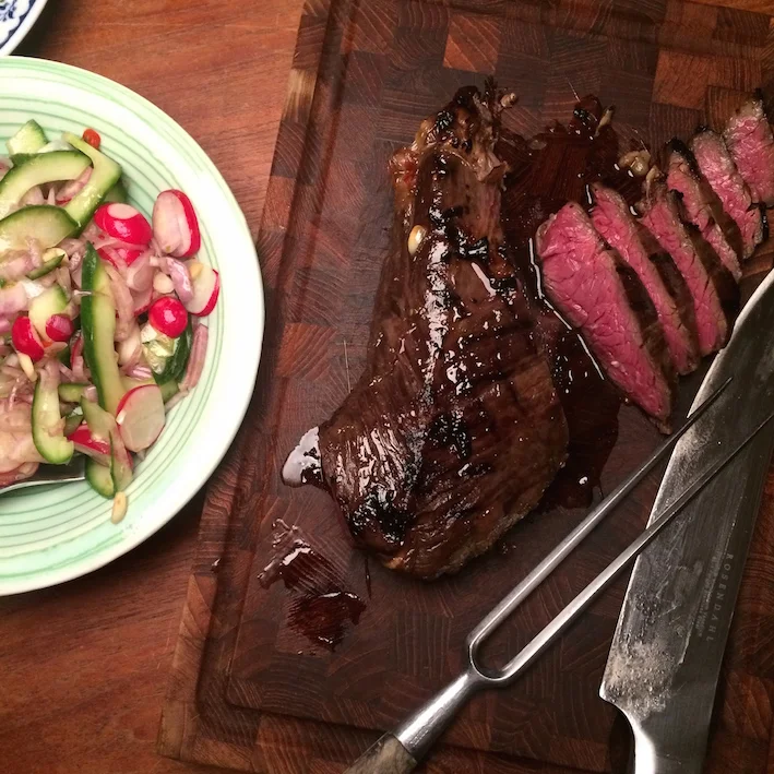 Nyretapper i Vietnamesisk marinade med fræk agurkesalat