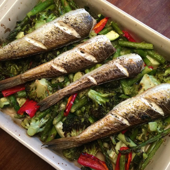 Bagt fjæsing med bagte grøntsager