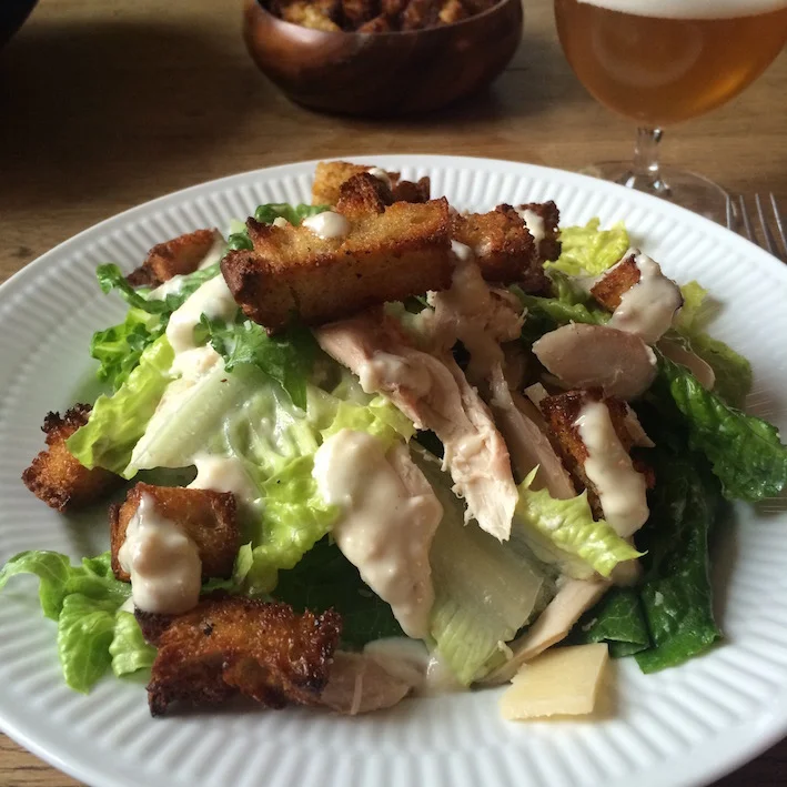 Caesar salad med hjemmelavede croutoner og kylling