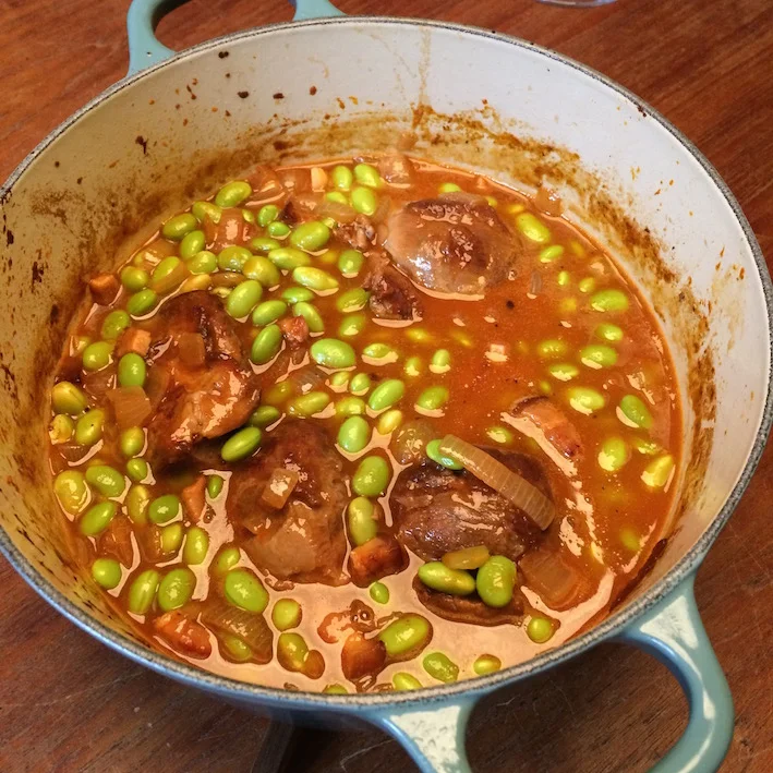 Cassoulet med svinekæber, røget bacon og edamamebønner