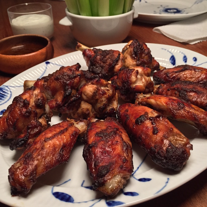 Ovnstegte hot wings med hjemmelavet BBQ-sauce