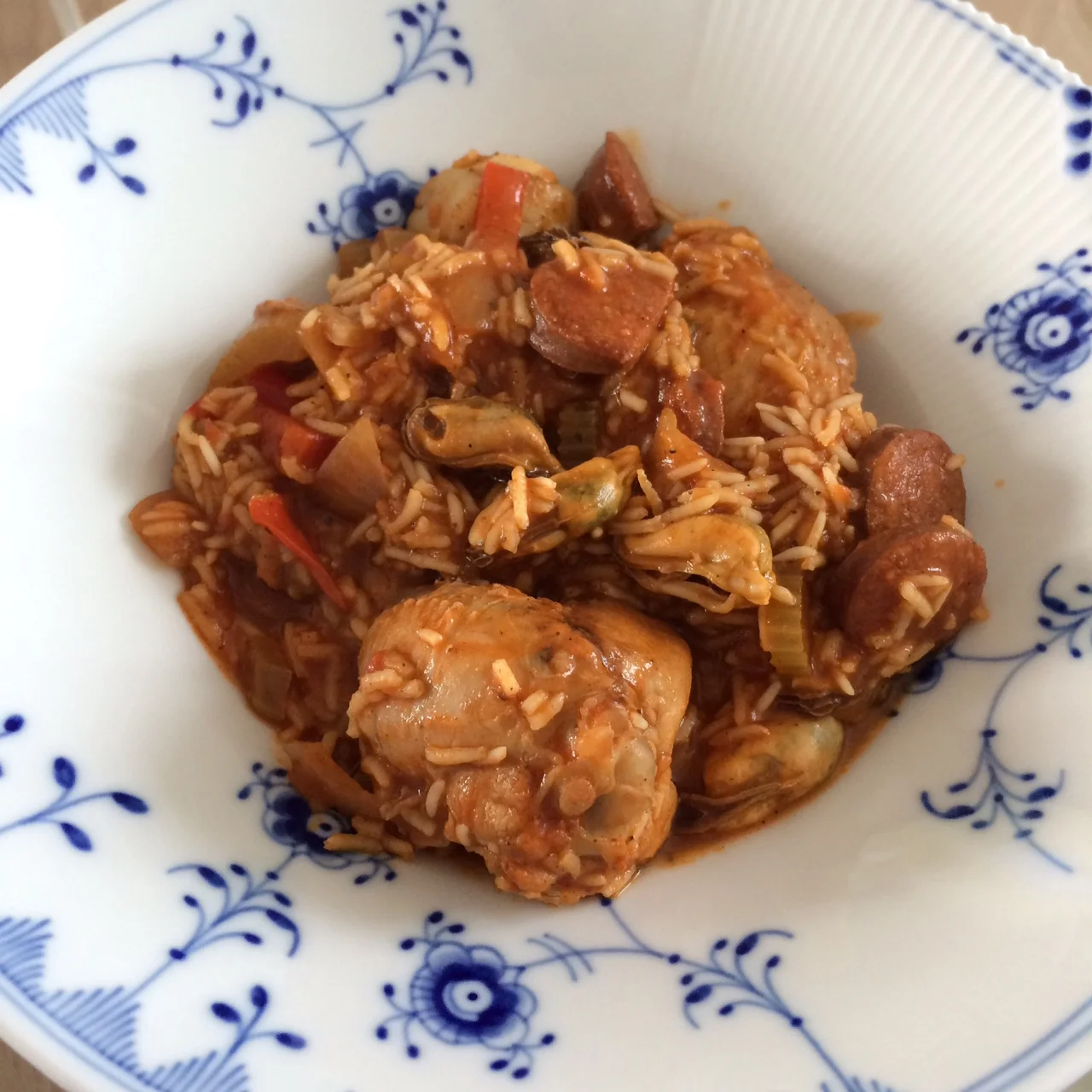 Jambalaya med kylling, pølse og rejer