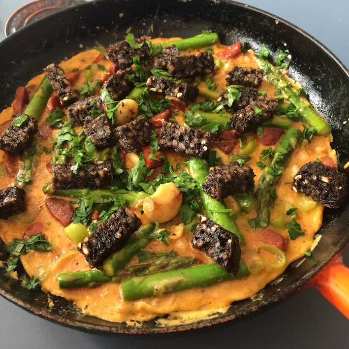 Revuelto med asparges, chorizo og rugbrødscrutoner