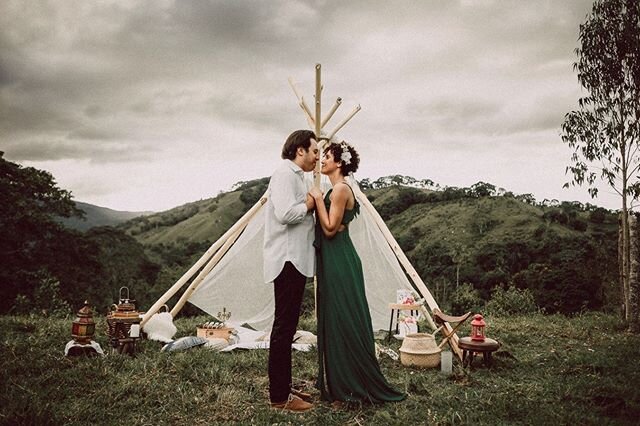 .
HISTORIA DE UNA BODA &Iacute;NTIMA:  Hace ya unas cuantas primaveras, cuando estar cerca no era un problema, recib&iacute; una llamada: &iquest;Un pu&ntilde;ado de personas y en el campo?  MARAVILLOSO!! fue lo primero que le respond&iacute; a Darle