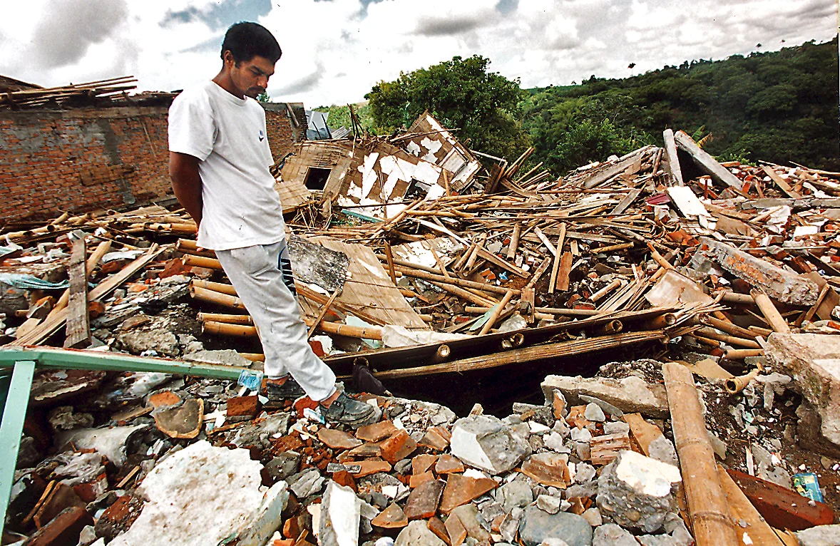 Edgar Piedrahita saved the lives of five children buried in the rubble of this neighbors home. Montenegro, Colombia