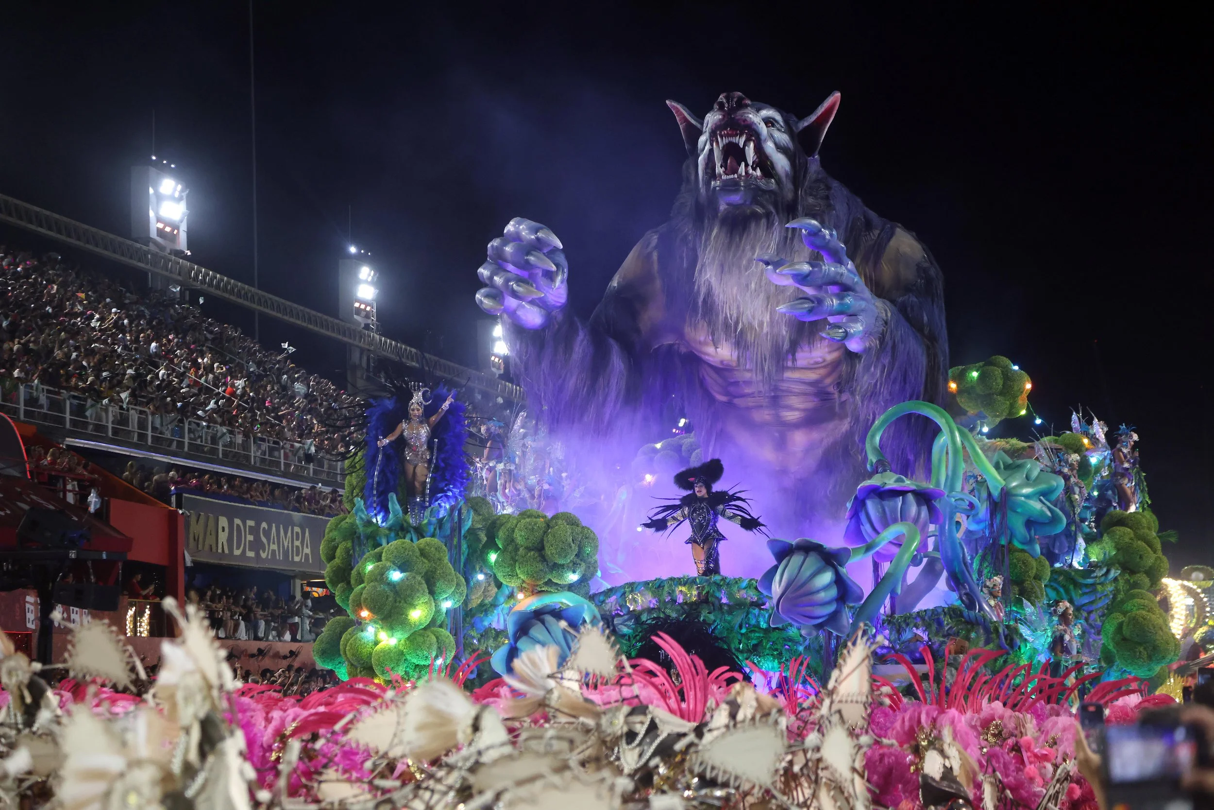 Imperatriz Leopoldinense parades on Carnaval presenting the theme “Camaleonico,” (Chameleonic) a tribute to singer and performer Ney Matogrosso