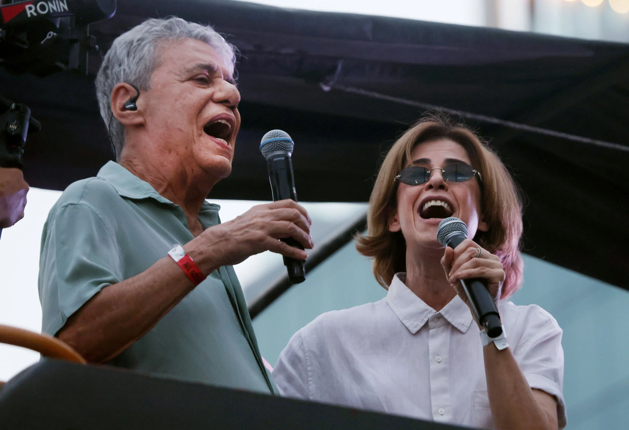 CHICO BUARQUE joined by actor FERNANDA TORRES singing  for thousands who filled Copacabana during Brazil’s nationwide ‘No Amnesty’ demonstrations