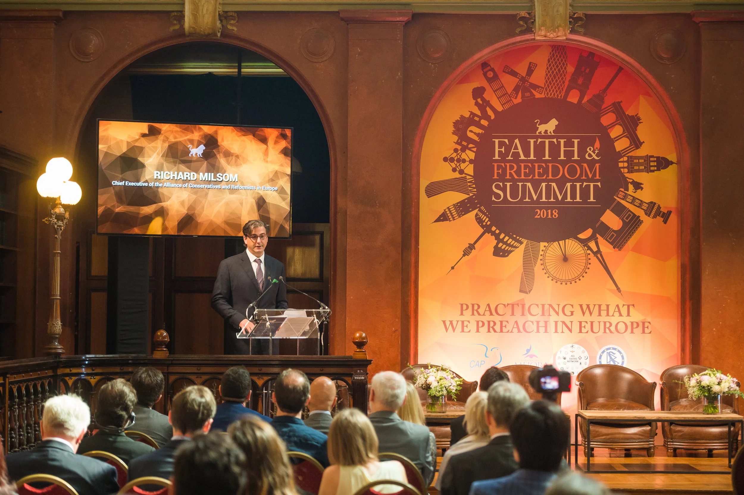 18_06_28_edificio_faithfreedom_summit_2018_528_43245330342_o.jpg