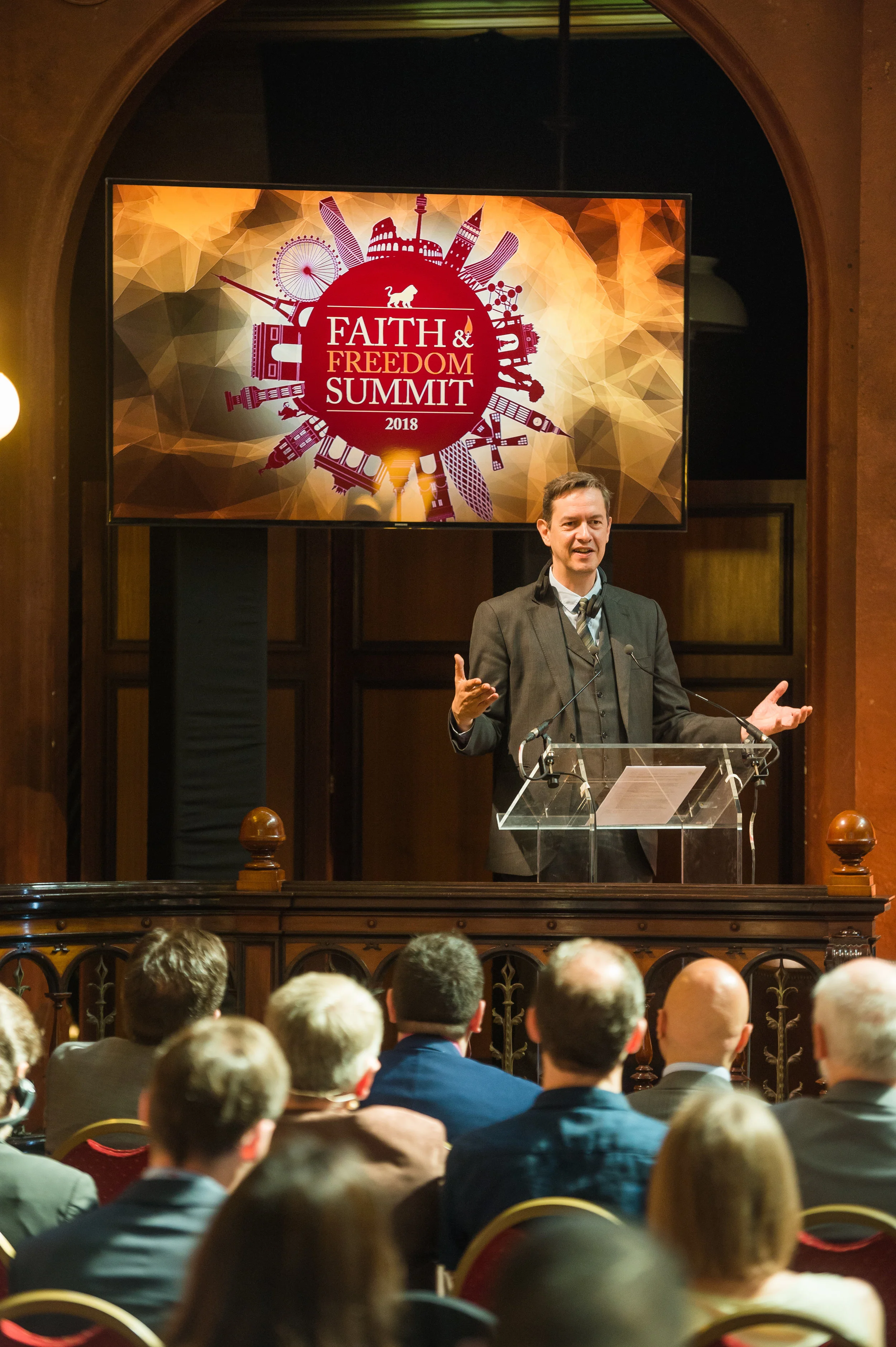 18_06_28_edificio_faithfreedom_summit_2018_536_43245323782_o.jpg