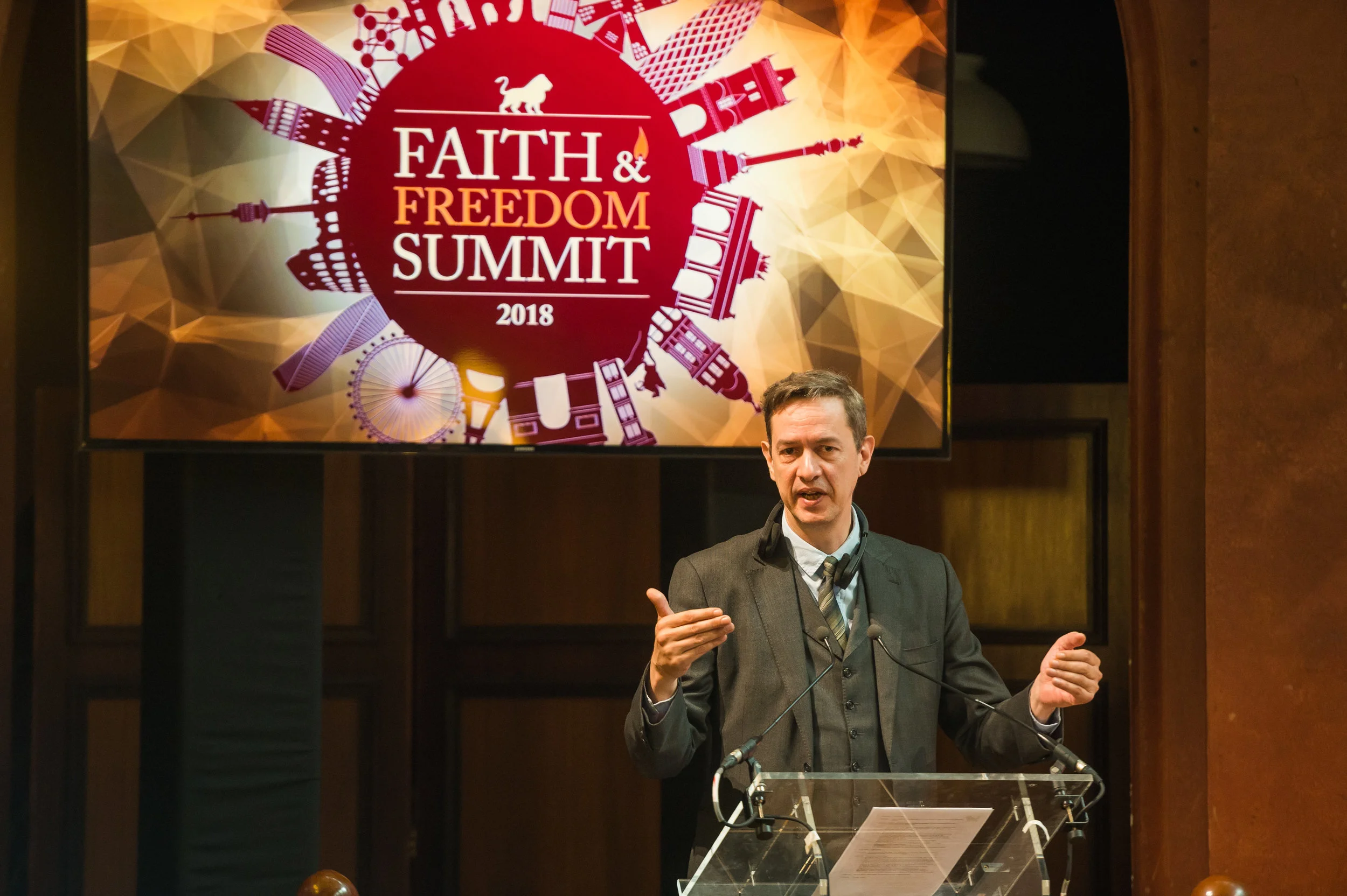 18_06_28_edificio_faithfreedom_summit_2018_535_43294945761_o.jpg
