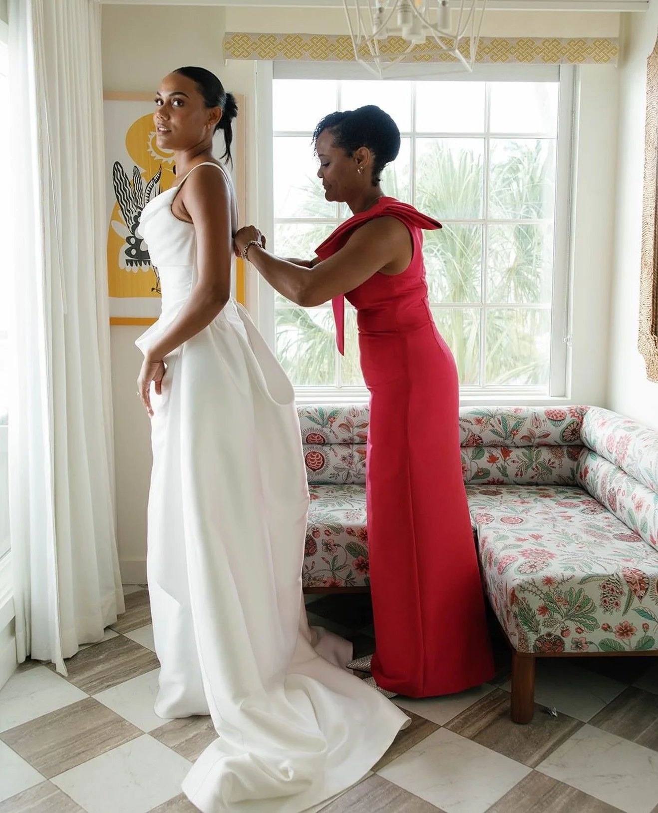 Repost from @stylemepretty
&bull;
Olive tones, ocean air, and a perfectly coordinated palette 💚 Silky chartreuse gowns paired with sculptural white blooms create a bridal party moment that feels fresh, modern, and beautifully cohesive. #StyleMePrett