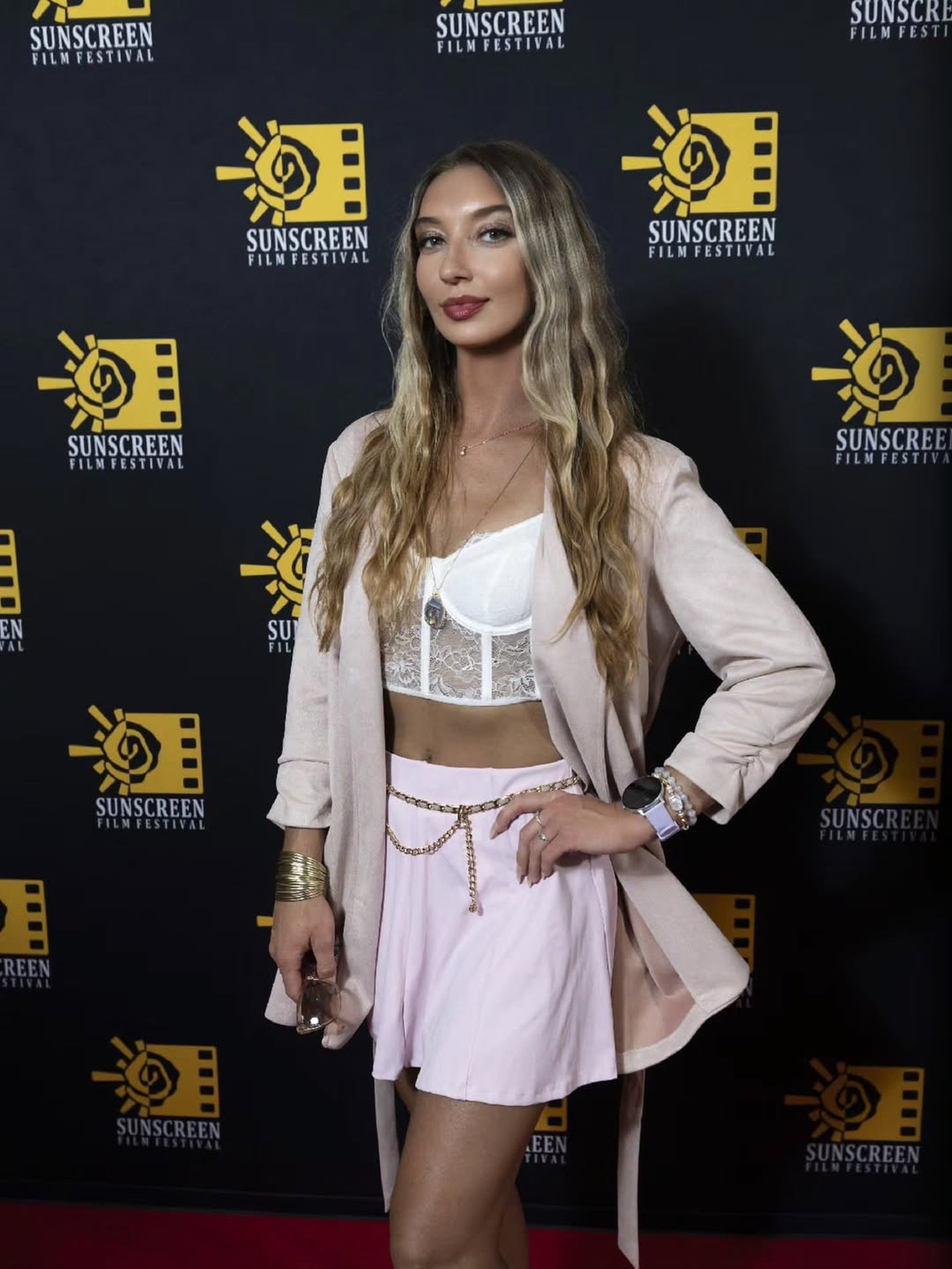 Look at this hottie 🔥 This girl has such a hair story and by far her color is my favorite. She is my Muse ❤️
Repost from @therealsamanthajay
&bull;
Last night&rsquo;s red carpet event at @sunscreenffstpete 🎬 🎥

#trending #viral #photography #insta