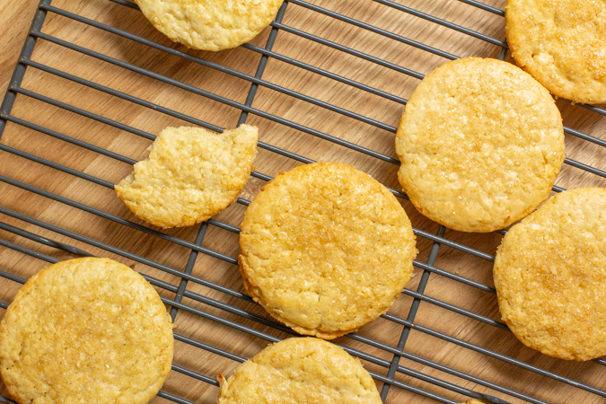 Tia-chevre-cookies-cooling-5254.jpg