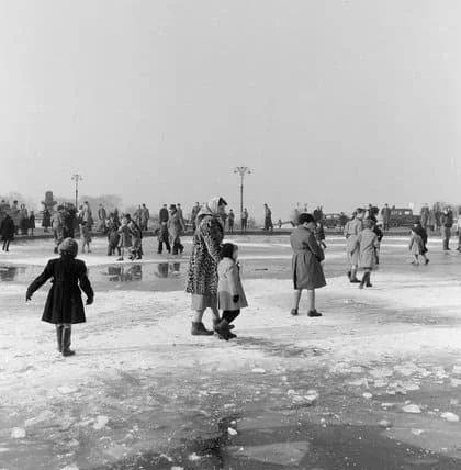 1954 Ice On Hampstead Heath.jpg