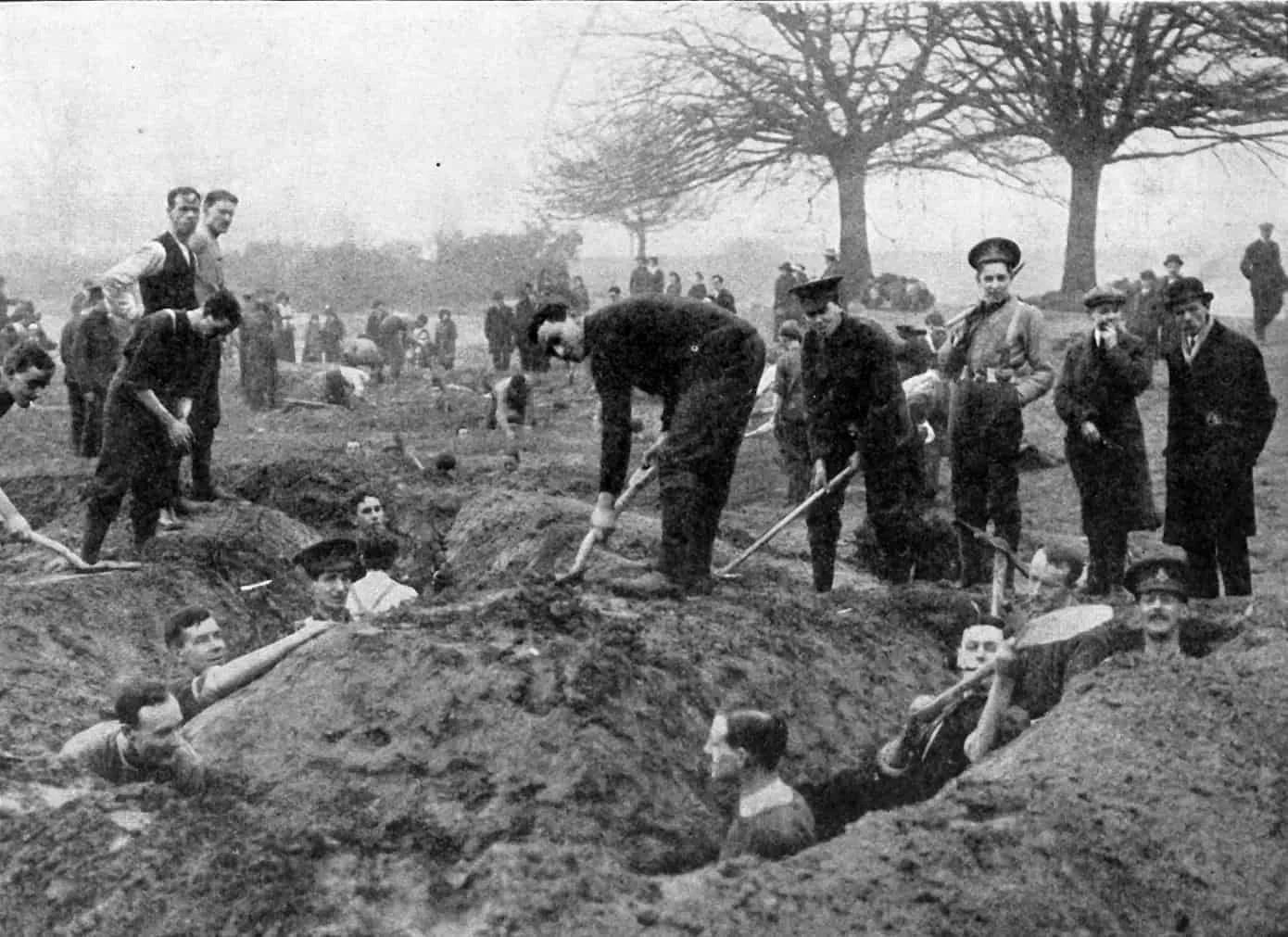 Trench digging practice on Hampstead Heath, Queen's Westminsters, 1915