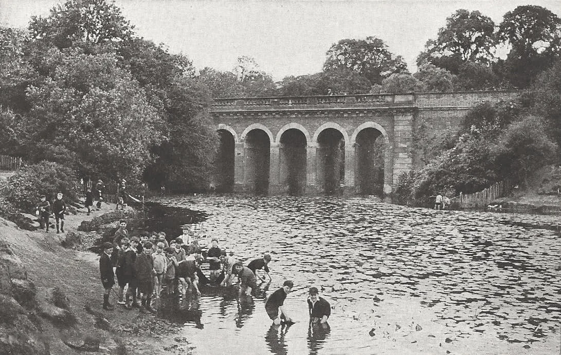 1930 - 1940 The Viaduct, Hampstead.jpg