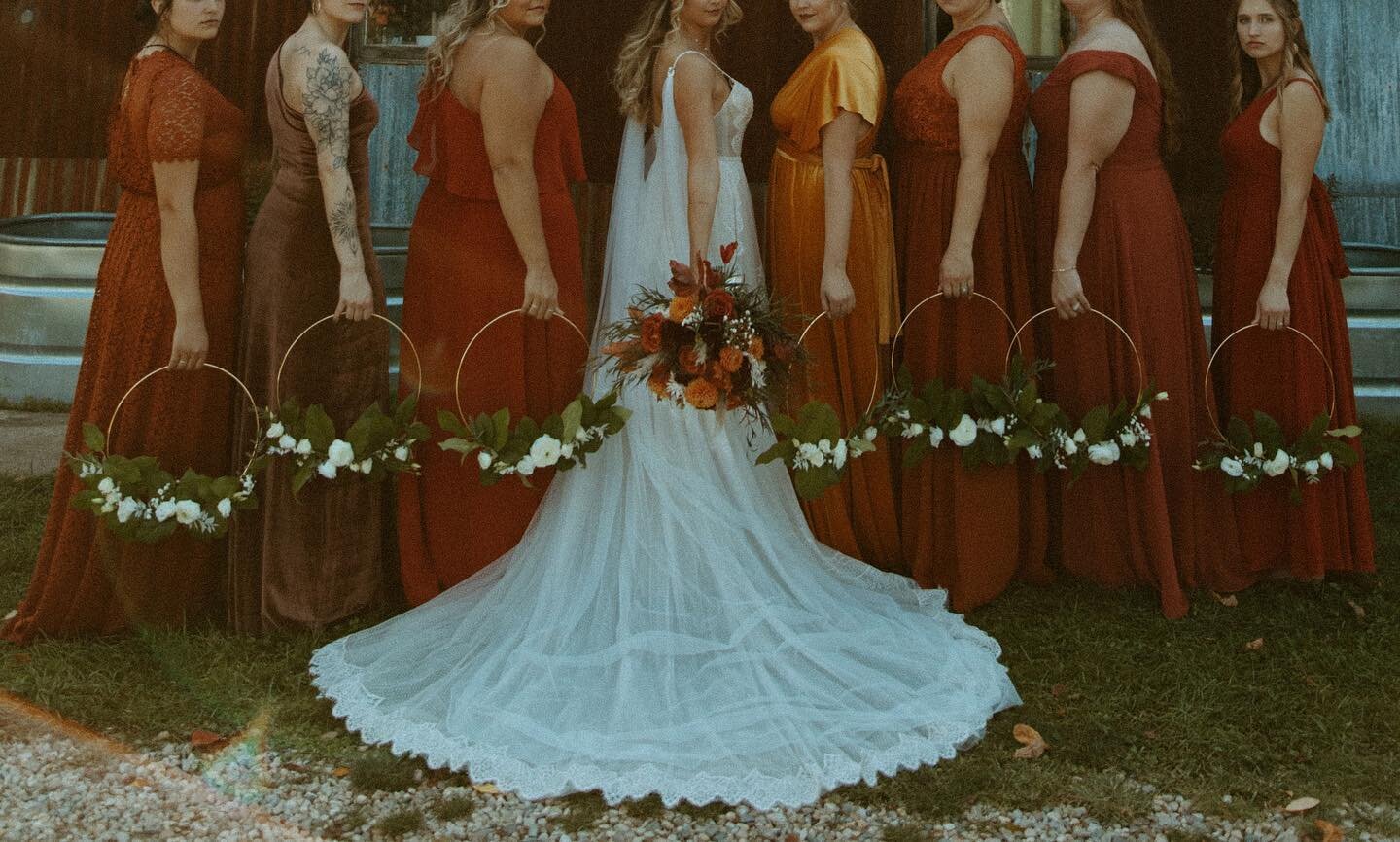 Moody, fall wedding vibes 🖤 

question-did you do traditional bridesmaid bouquets? Or something different like Jenna?! Love all the unique ideas, Lmk 👇