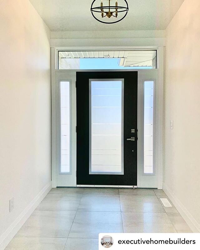 Another @executivehomebuilders home. Boy these guys sure pay attention to detail 🤗
The tile shown is the @ceratec_surfaces Gaia series 🤩 
#yxefloors 
#yxeflooring 
#wedoitbestonthefloor 
#wefityourspace