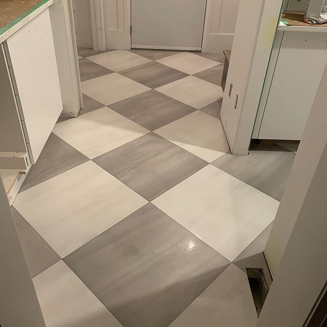 Wowza!!😍
Used @ceratec_surfaces Gaia Series white/grey mix for this #tileinstallation with @executivehomebuilders 
Credit to Curtis our tile setter on this project! 
#yxefloors 
#wefityourspace 
#kitchendesign