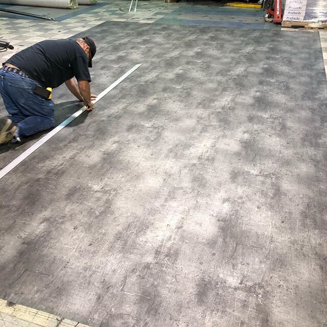 All in a days work....making cuts on this @beaulieu.canada sheet vinyl 🤩

#wefityourspace  #yxefloors #yxeflooring