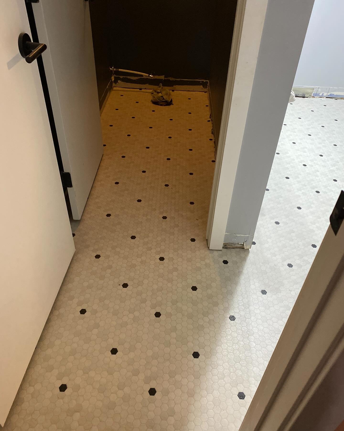 Couple bathrooms got a refresh! Used @manningtonfloors LVS for this project.
#WeFitYourSpace #SheetVinylIsCool #SheetVinyl
#SupportLocal