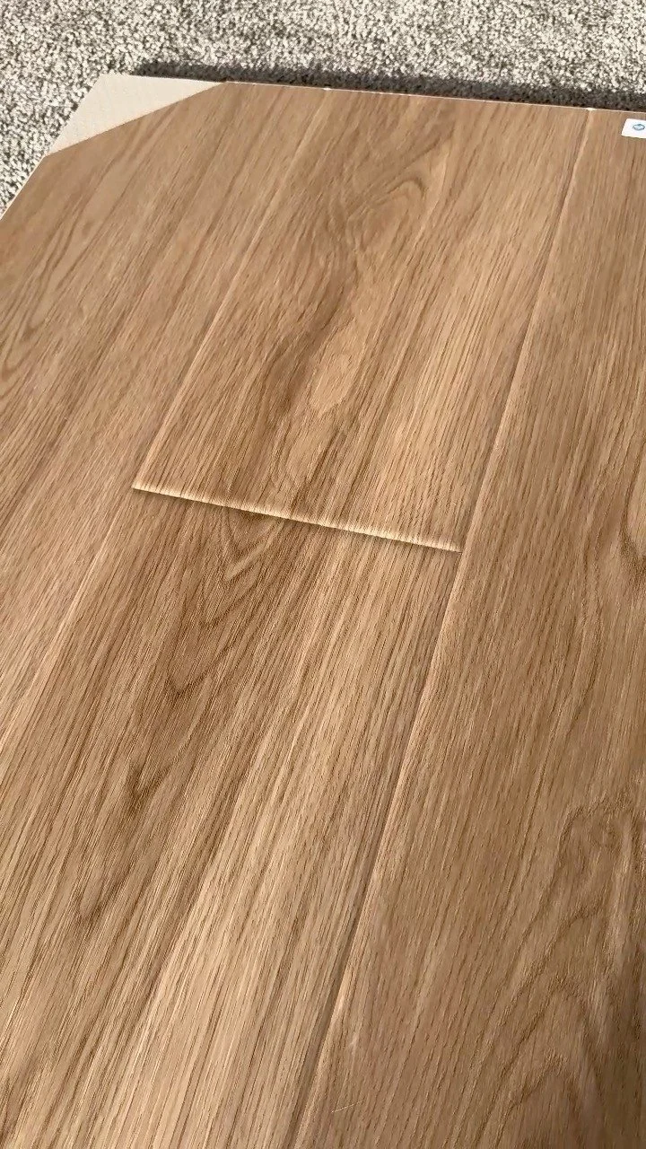 β¨ Introducing Pillow Edge, a softer, seamless look for your floors. What do you think about this new design trend? Comment bellow β¬οΈ
#FlooringDesign #HomeInspiration #FlooringTrends #WeFitYourSpace #SupportLocal