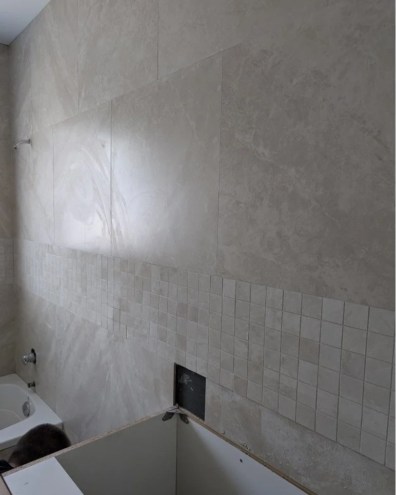 β¨ Bathroom goals, unlocked! β¨ This features a stunning mix of two tile styles and sizes, creating depth, contrast, and a look that’s anything but ordinary. Who else is ready to give their space a wow factor? πΏπ
Tile installed by: @bowandoakf