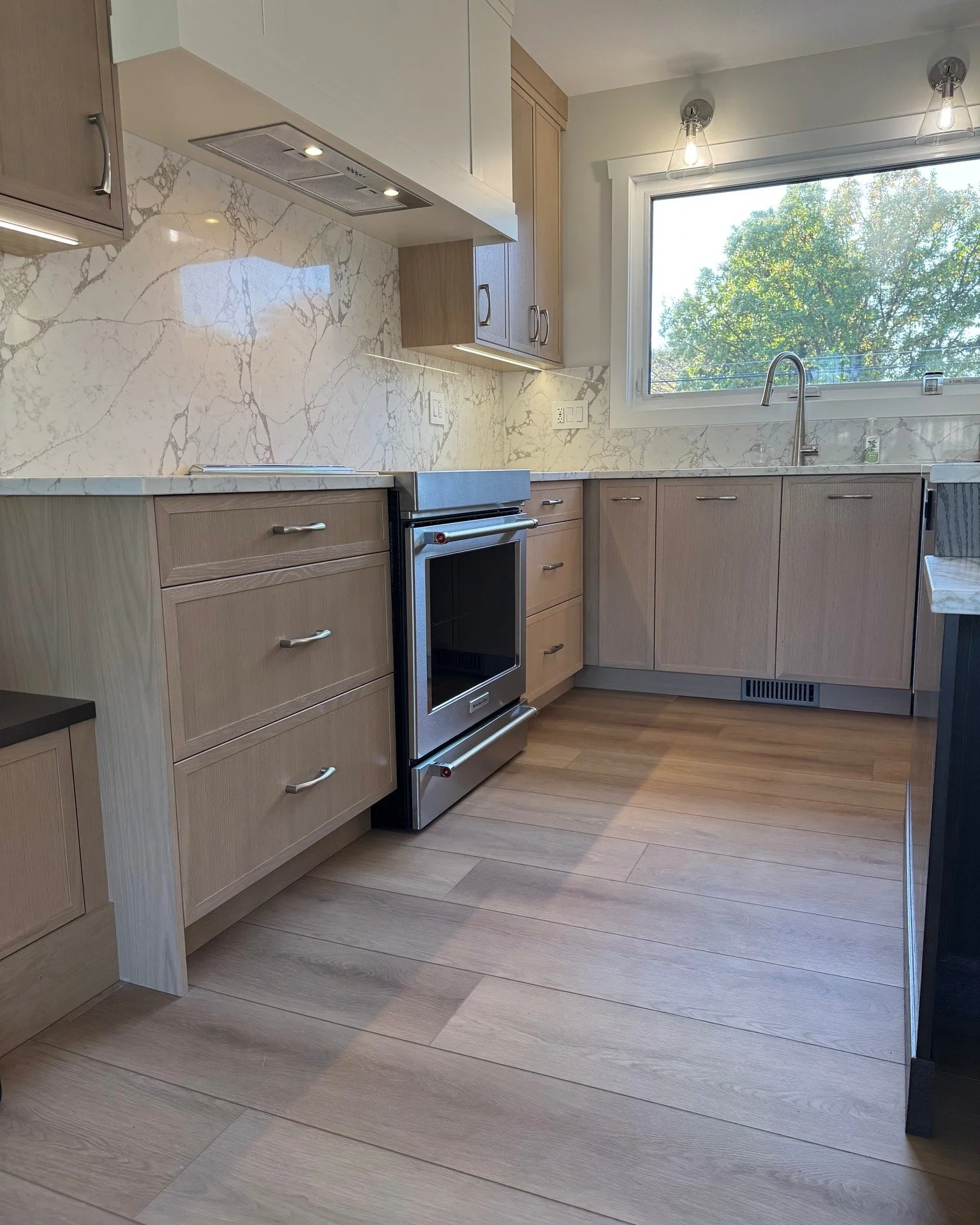 Check out this recent project!β¨ The floors tie in perfectly with the cabinets and countertops, the whole space came together beautifully π€π‘
#FlooringDesign #HomeInspo #FloorGoals  #DreamFloors #DesignDetails #WeFitYourSpace #SupportLocal