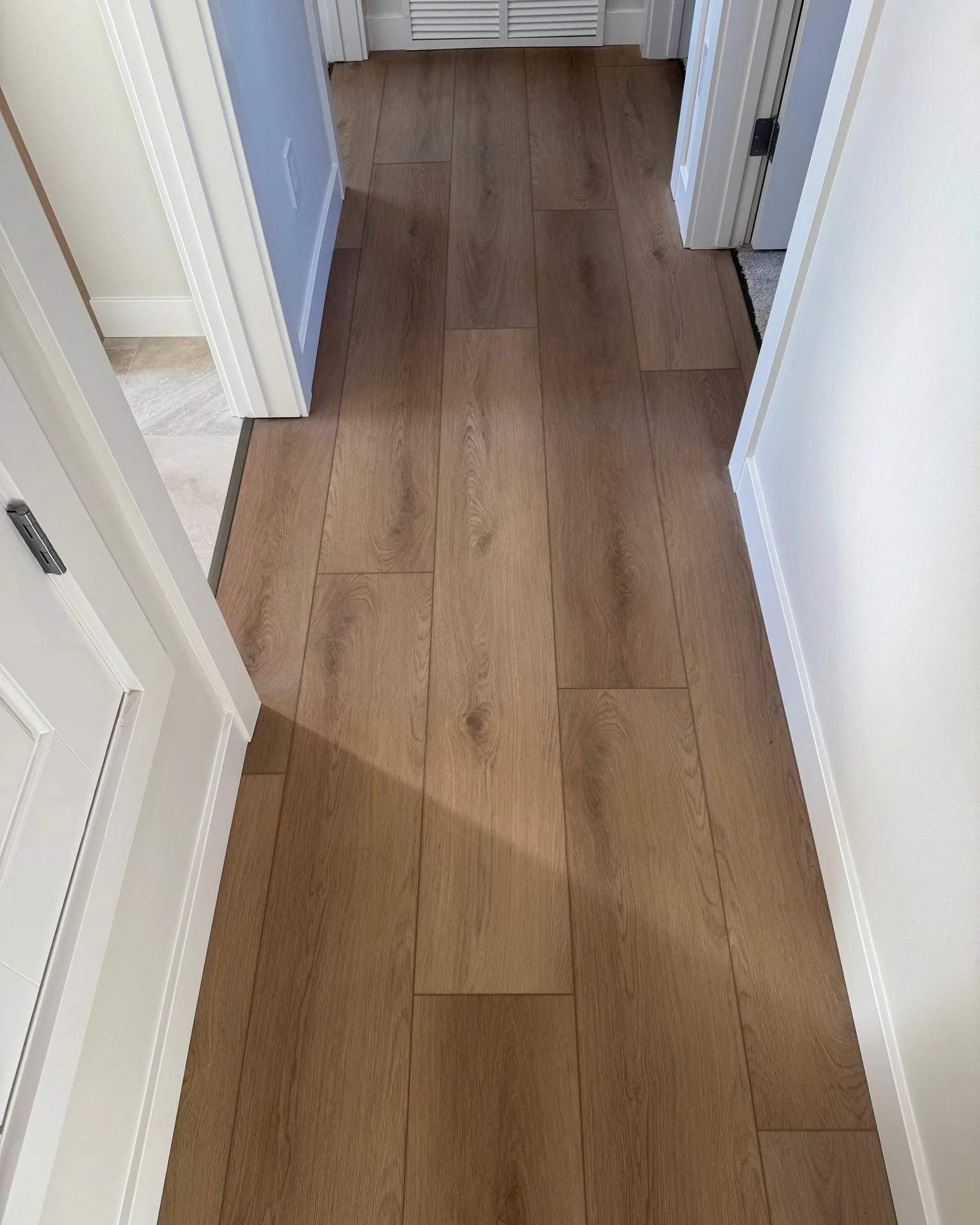 Vinyl done right π Check out this hallway transformation!
#vinylflooring #SupportLocal #WeFitYourSpace