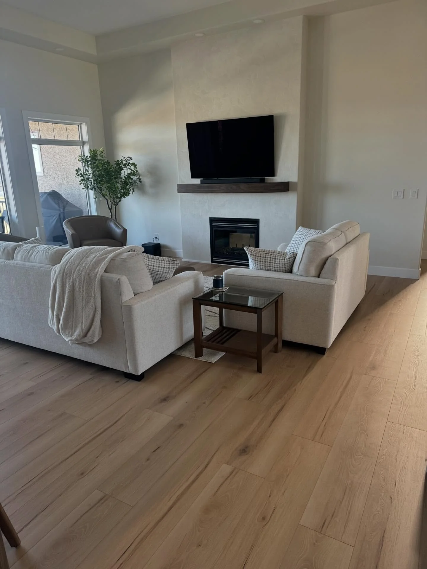 This client came in wanting something modern, but still wanted those warm tones in their floor. We landed on this laminate, and honestly, it&rsquo;s the perfect balance! It keeps that warmth while still feeling clean and modern

#WeFitYourSpace #home
