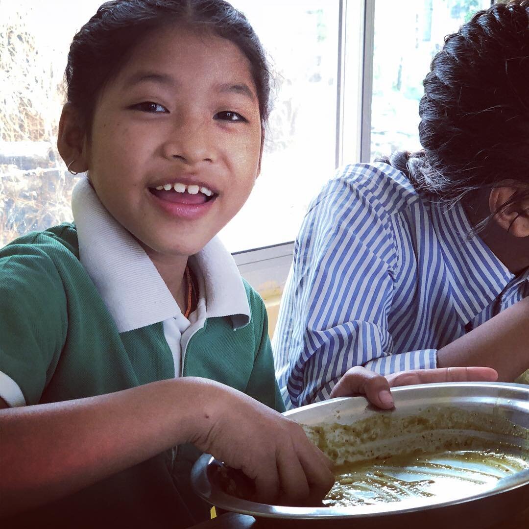 En bra frukost innan skolan best&aring;r av linser (Daal) i Nepal. Yamaya och alla Rise-Up barnen tycker det &auml;r s&aring; gott.  #rise-Up #nepal #barnhem #happykids #gladabarn #orphan #donation #riseupnepal