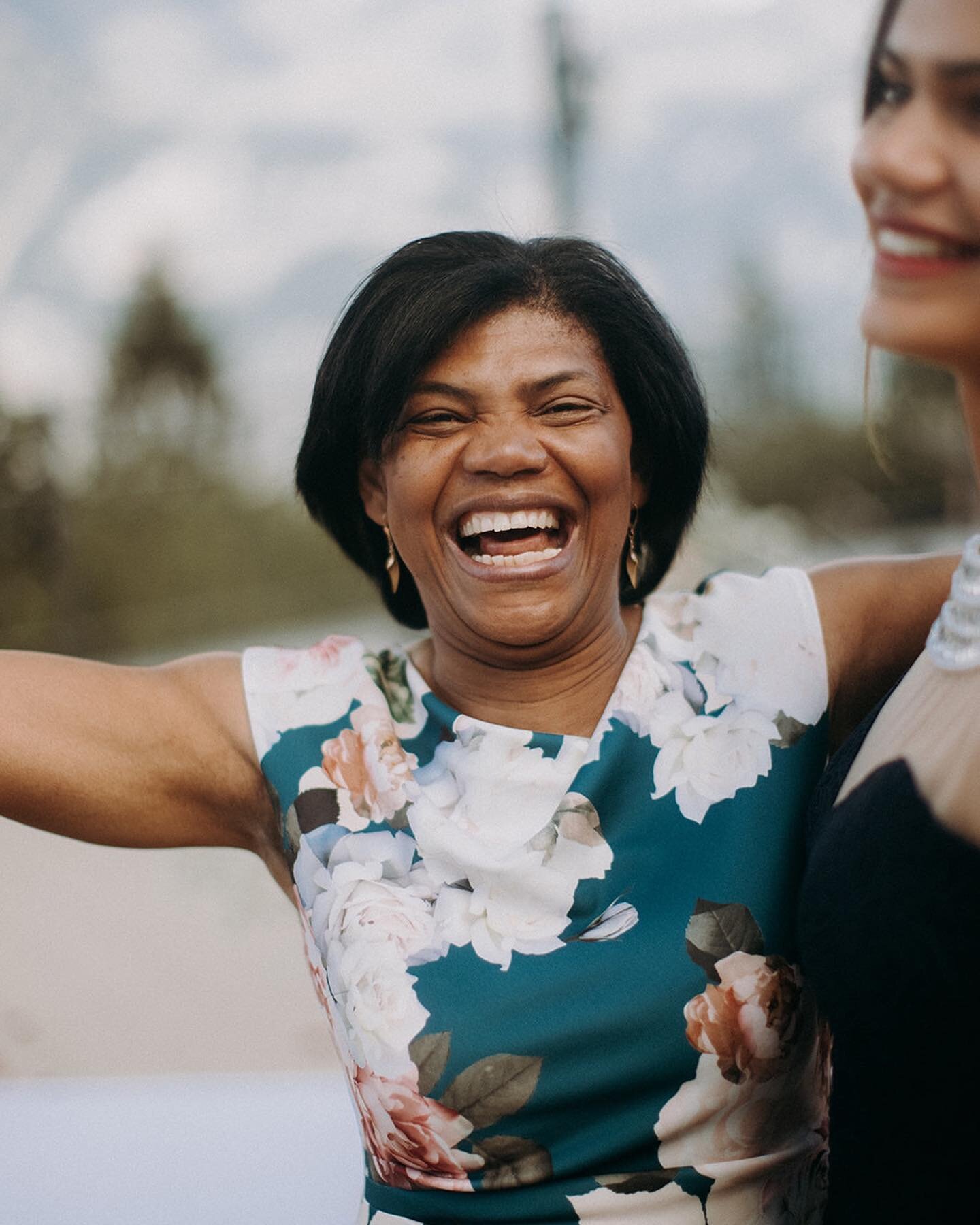 Give me all the JOYFUL moments 😂🙌🏾📸 always a highlight when good friends get married 🔥 stay tuned to see the couple soon 😏
.
.
.
.
#outdoorwedding #modernbride #weddinginspirationswitzerland  #alpsweddingphotographer #alpswedding #bernhochzeits